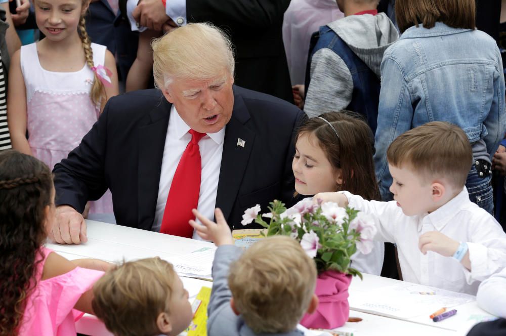 El presidente de Estados Unidos, Donald Trump, y la primera dama, Melania Trump, han participado este lunes en su primera carrera de huevos de Pascua desde que llegaron a la Casa Blanca.