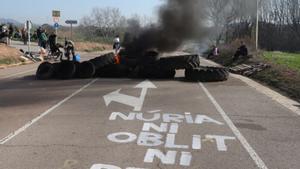 Rodes cremades a l’accés a la presó de Lledoners, ahir. | MARC TRILLA / EUROPA PRESS