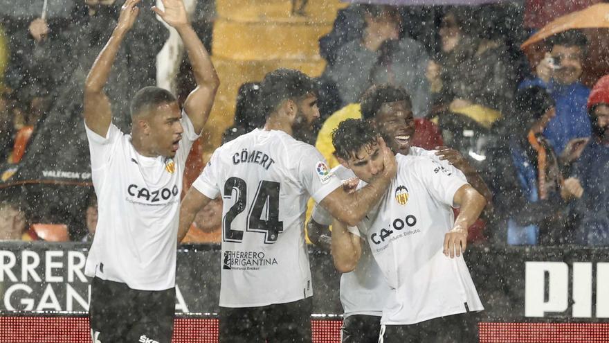 Resumen, goles y highlights del Valencia 3 - 0 Betis de la jornada 14 de LaLiga Santander