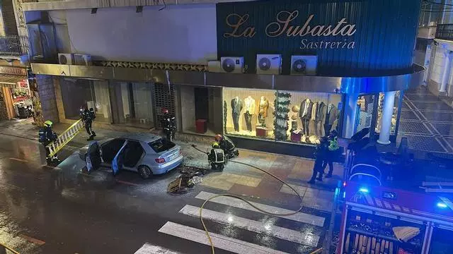 Vídeo: Una bola de fuego de un cartel alarma al vecindario y cae sobre un coche en Burriana