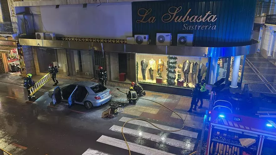 Vídeo: Una bola de fuego de un cartel alarma al vecindario y cae sobre un coche en Burriana