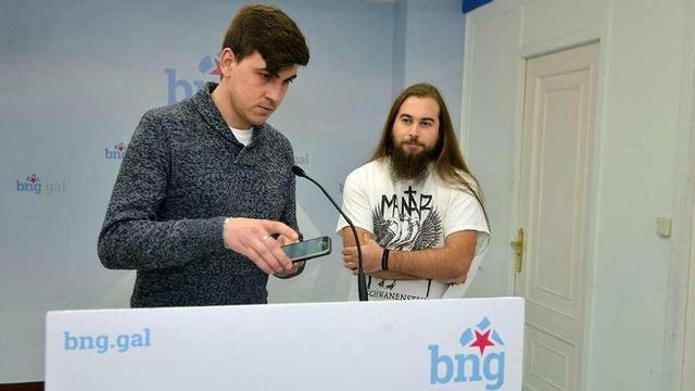 Enrique Portela (izquierda) y Diego Torres (derecha), ayer en la sede del BNG en Pontevedra. // G. Santos
