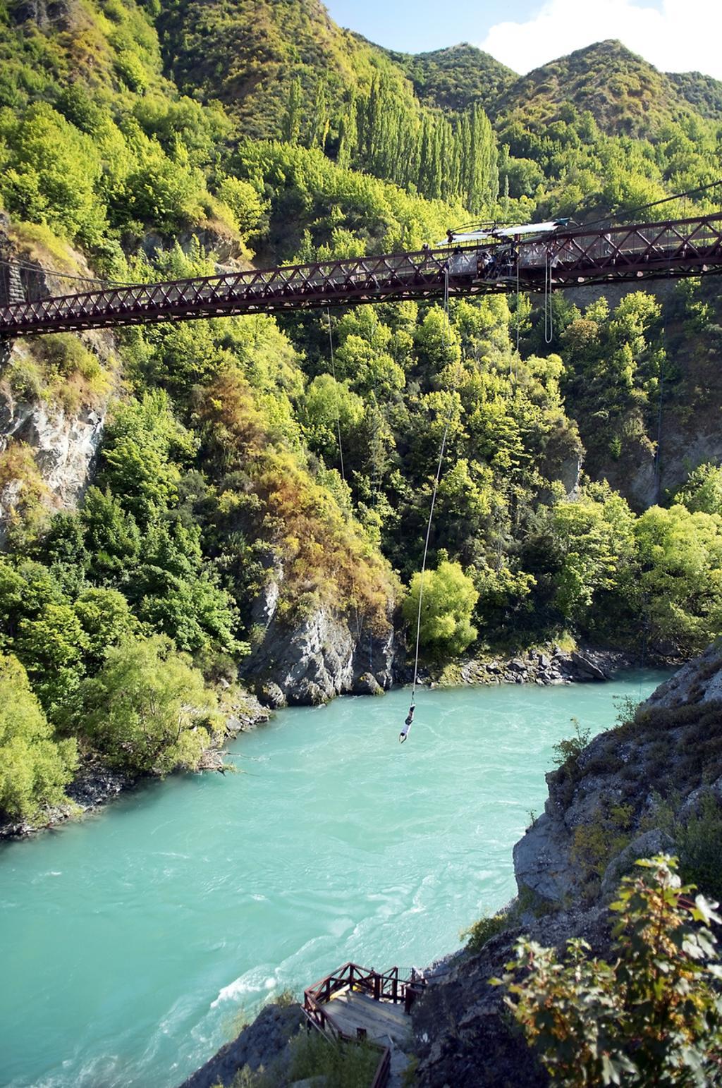 Bungee Jumping desde uno de los puentes del Milford Track.