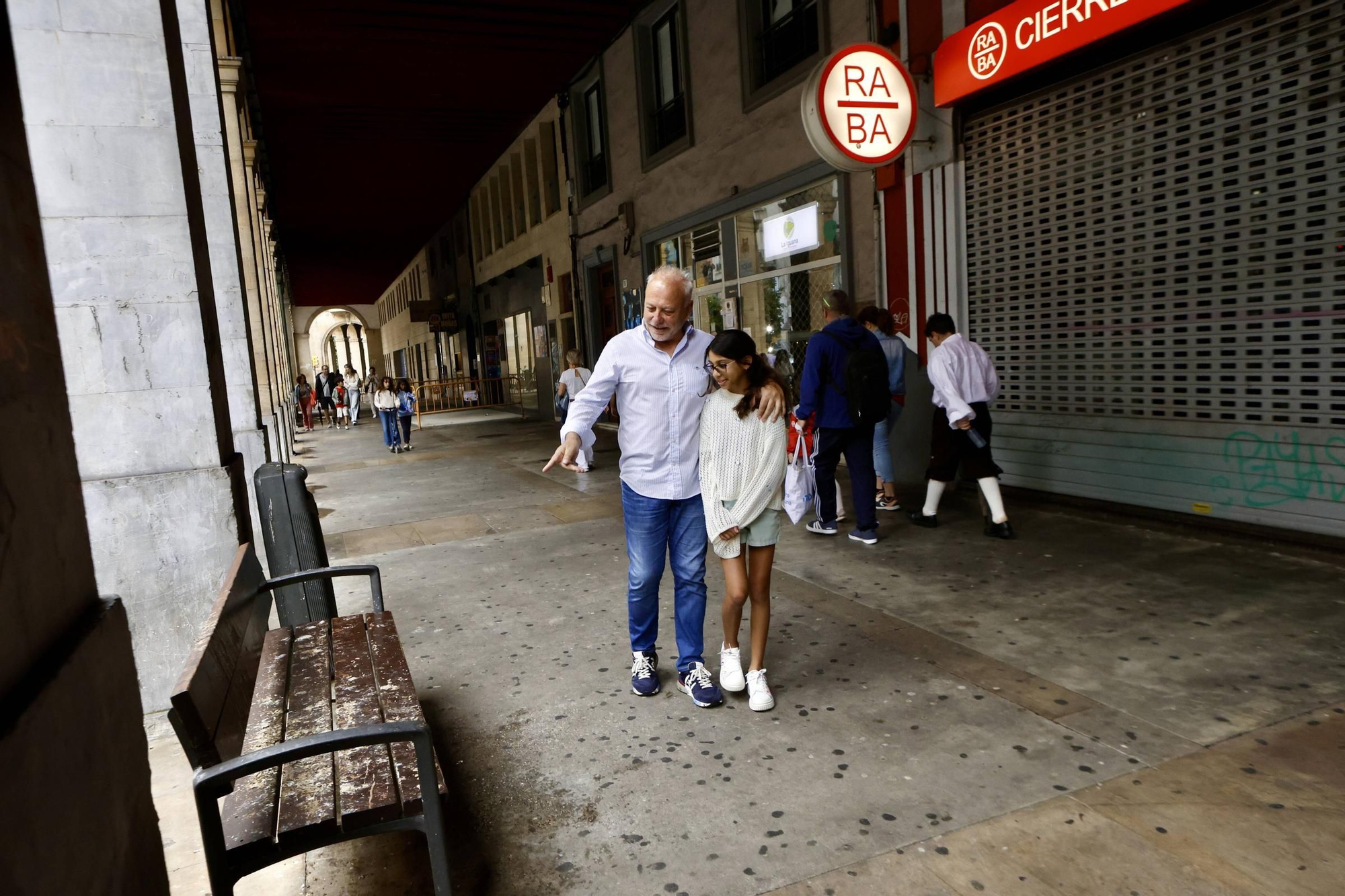 En la céntrica calle de Gijón Marqués de San Esteban vecinos y comerciantes esperan "un aire moderno" con el nuevo pavimento (en imágenes)