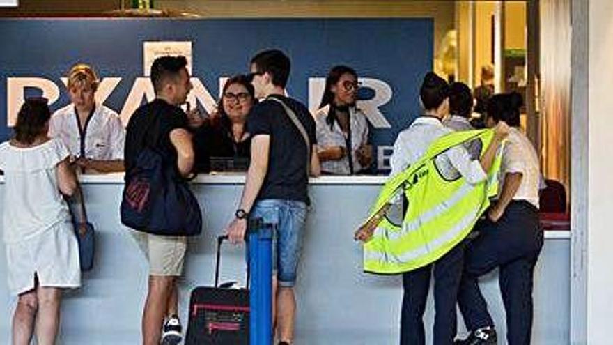 Mostrador de Ryanair en el aeropuerto de Ibiza.