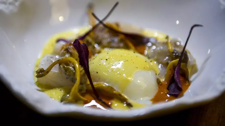 Carlota Claver, chef del restaurante la Gormanda, prepara un huevo a baja temperatura con vieiras, galeras y camagrocs