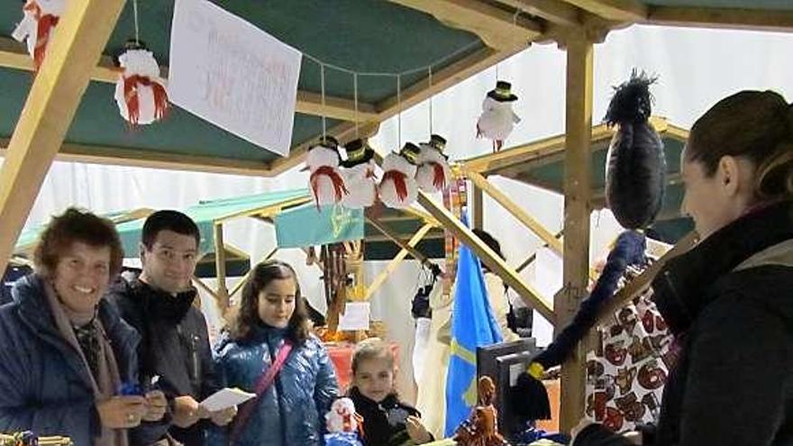 Mayayu Muñiz, Esteban Gómez y María y Claudia Gómez, en el mercado.