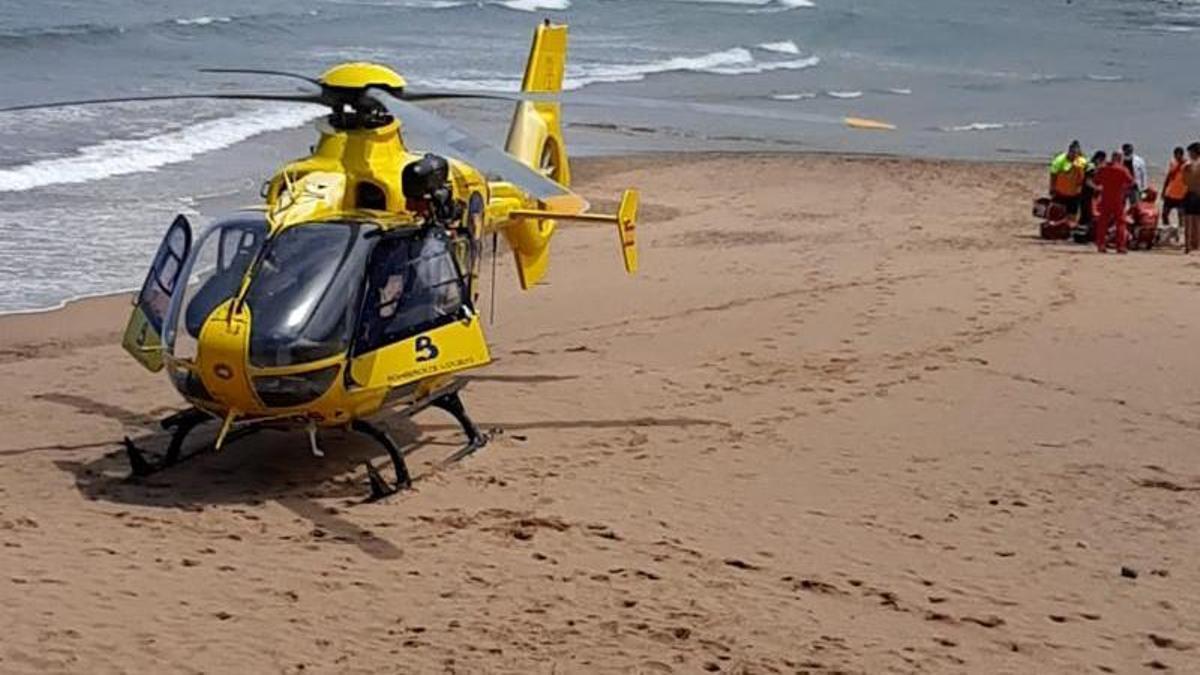 El helicóptero del SEPA, en La Griega, donde falleció un bañista mientras paseaba.