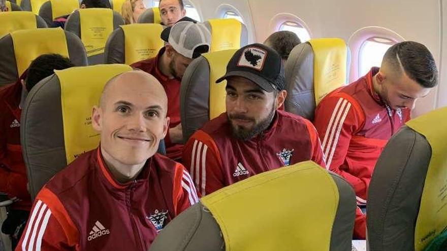 Jugadores del Mirandés, ayer, en el avión que les llevó a Cádiz. // @CDMirandes