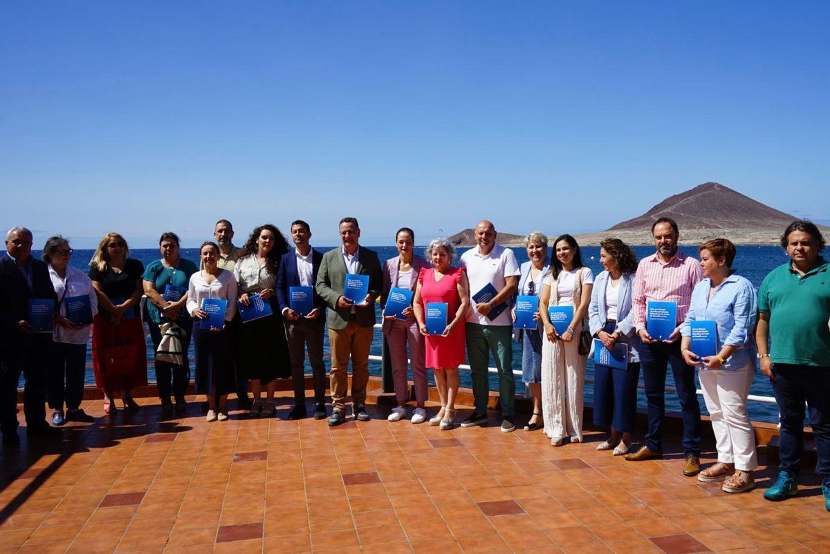 Family photo between the mayors of the municipalities of the southern region together with the Minister of Education, Poli Suárez and the general director of Infrastructure, Iván González