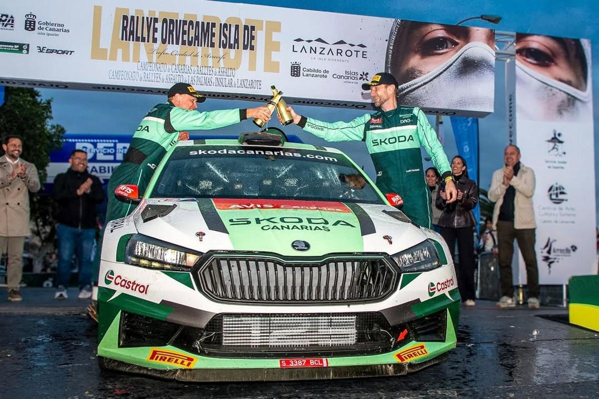 Yuri Kulikov y Alexey Lukianuk celebran su victoria en el Rally Orvecame Isla de Lanzarote.
