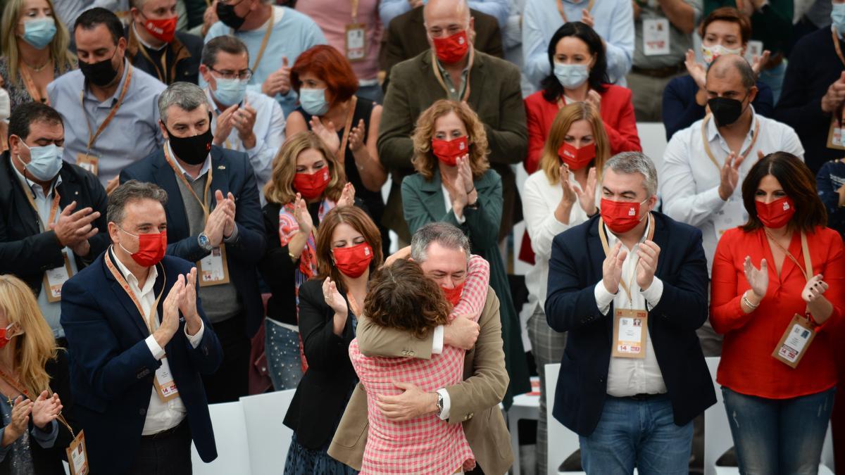 Juan Espadas y María Jesús Montero se abrazan tras la intervención de la ministra prometiéndole su apoyo.