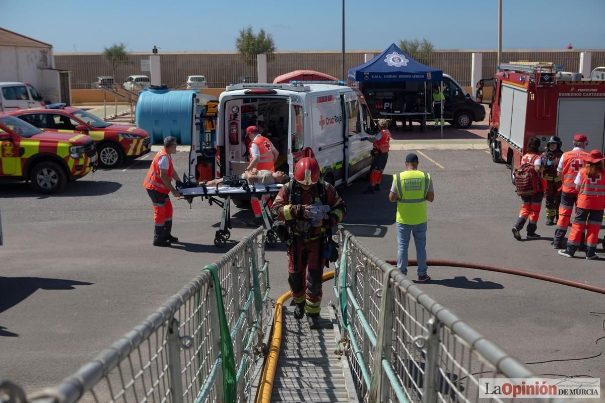 Espectaculares imágenes del simulacro de accidente de la Armada en el Puerto de Cartagena