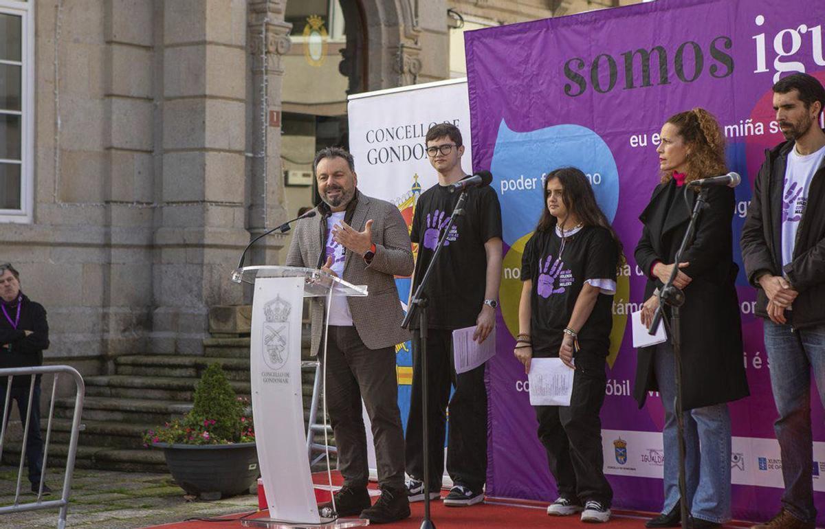 Sobre estas liñas, intervención de Paco Ferreira no 8M de 2025. Á esquerda, acción formativa polo 8M en 2025.   | // D.P.
