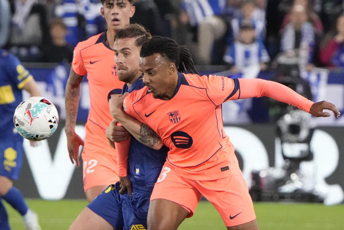 Jules Koundé disputa el balón con el delantero del Alavés, Toni Martínez