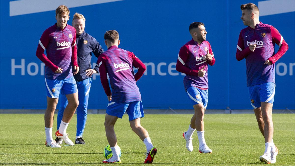 Jordi Alba sonríe en la sesión previa al clásico bajo la supervisión de Koeman