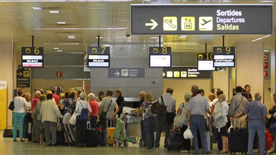 Pasajeros en la terminal a punto de embarcar.