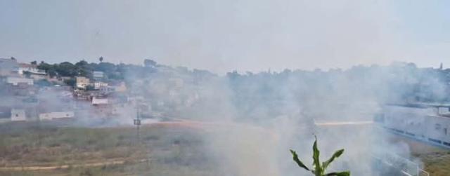 Humo provocado por uno de los incendios de los últimos días. A la derecha, la sede de la Policía Local.