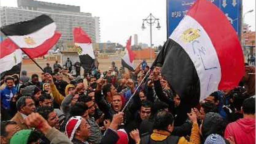 Unes desenes d&#039;activistes es van manifestar a la plaça Tahrir en el cinquè aniversari de l&#039;inici de la revolució.