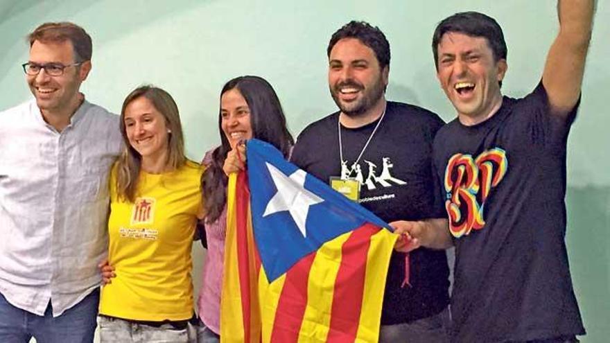 Varios de los futuros concejales de Més-Esquerra celebrando la victoria, ayer noche.