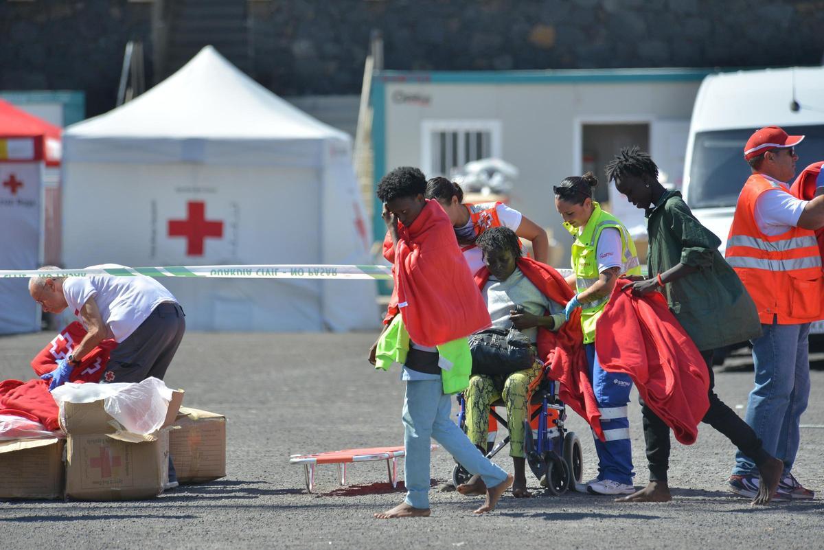 Archivo - Los servicios sanitarios atienden a los migrantes a la llegada de la patera al muelle de La Restinga, a 21 de octubre de 2023, en El Hierro, Islas Canarias (España).