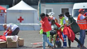 Archivo - Los servicios sanitarios atienden a los migrantes a la llegada de la patera al muelle de La Restinga, a 21 de octubre de 2023, en El Hierro, Islas Canarias (España).