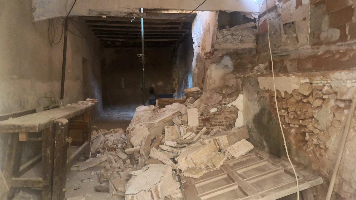 Aspecto del interior de la Casa dels Àngels donde se encuentran restos de muralla.