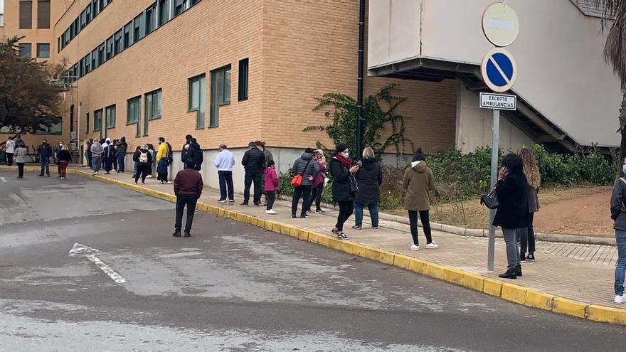 Imagen de las colas el sábado en hospital privado de Torrevieja para realizar pruebas PCR de coronavirus