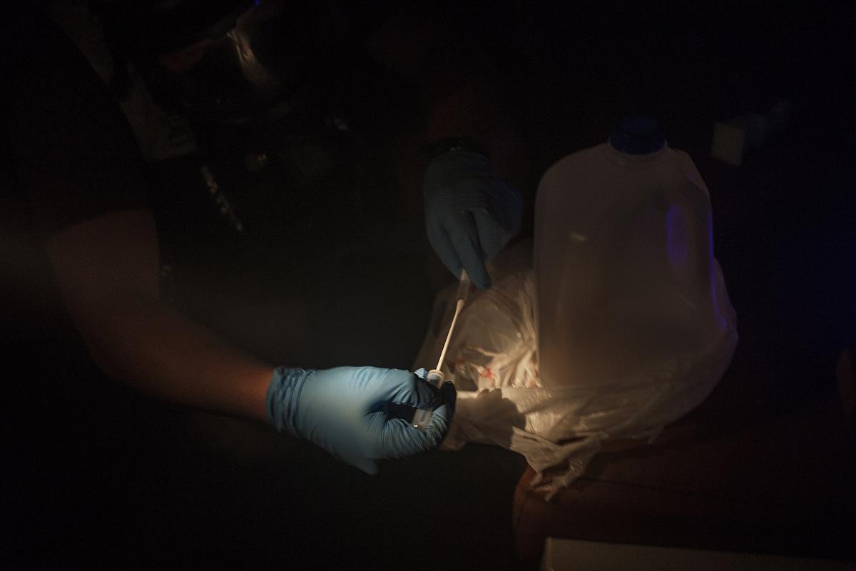 Soldado Pat Cook, especialista en defensa química, biológica, radiológica y nuclear de la 22.ª Unidad Expedicionaria de los Infantes de Marina toma muestras de un líquido desconocido
