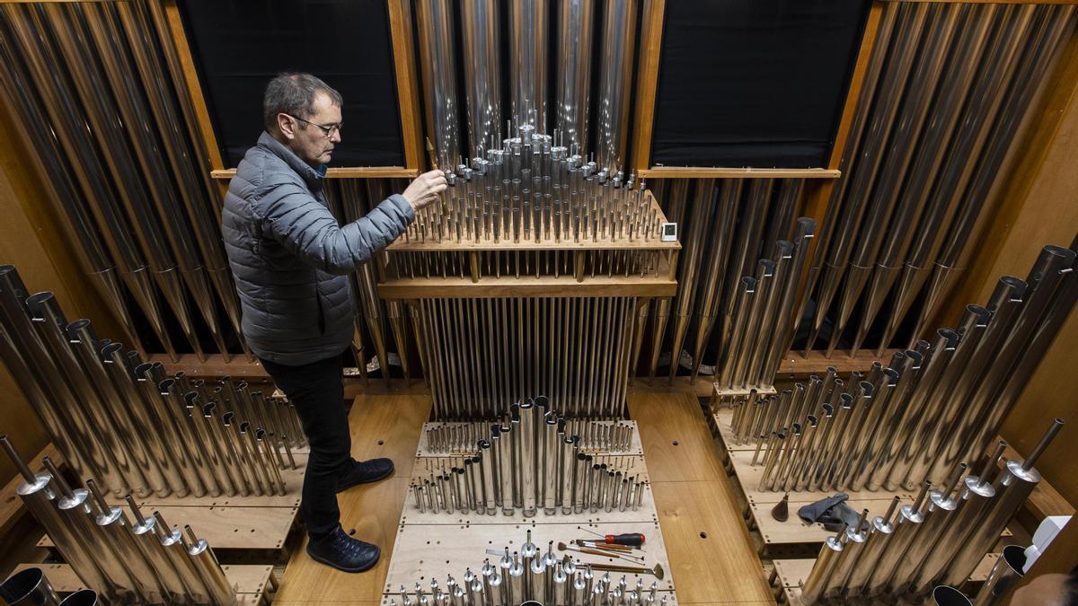 Albert Blancafort, afinando uno de los tubos del órgano Monstserrat Torrent.