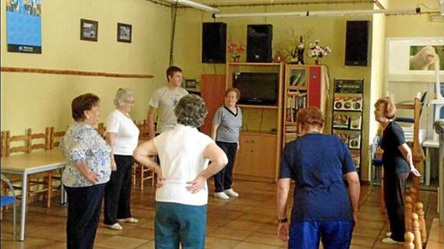 Un grup d&#039;avis de Puigcerdà en una sessió d&#039;educació física