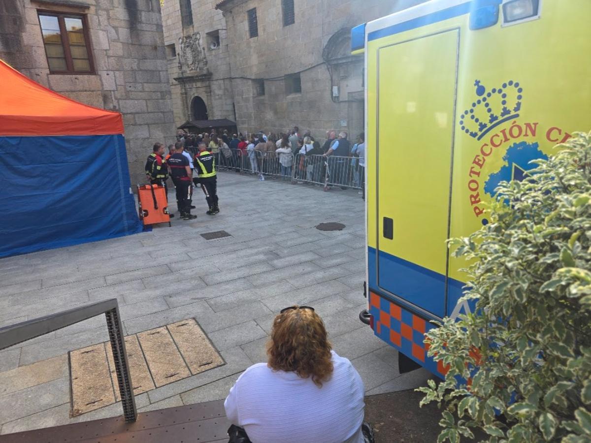 Fieles esperando para acceder a la iglesia, a las nueve y media de la mañana.