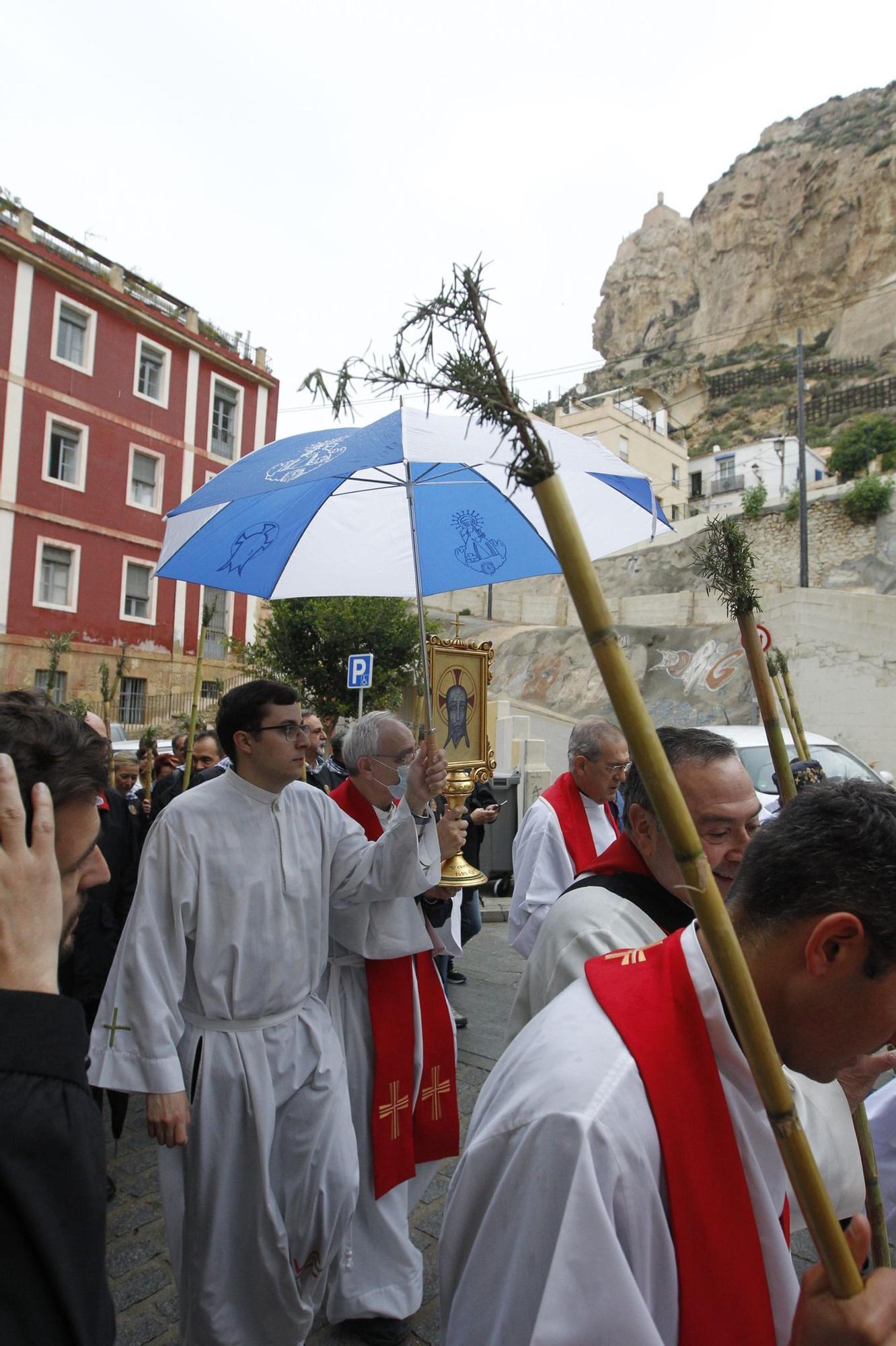 Miles de alicantinos acompañan a la Santa Faz en su peregrinación pese a la lluvia