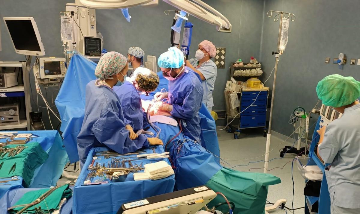 Un momento de una operación el Hospital Universitario de Torrevieja
