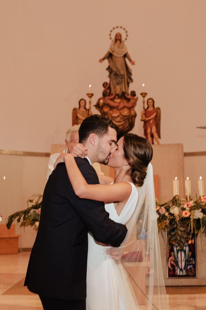 Boda de Meritxell Soler, corte de honor 2018, y el delegado del Joventut de Badalona, Adrià Delgado