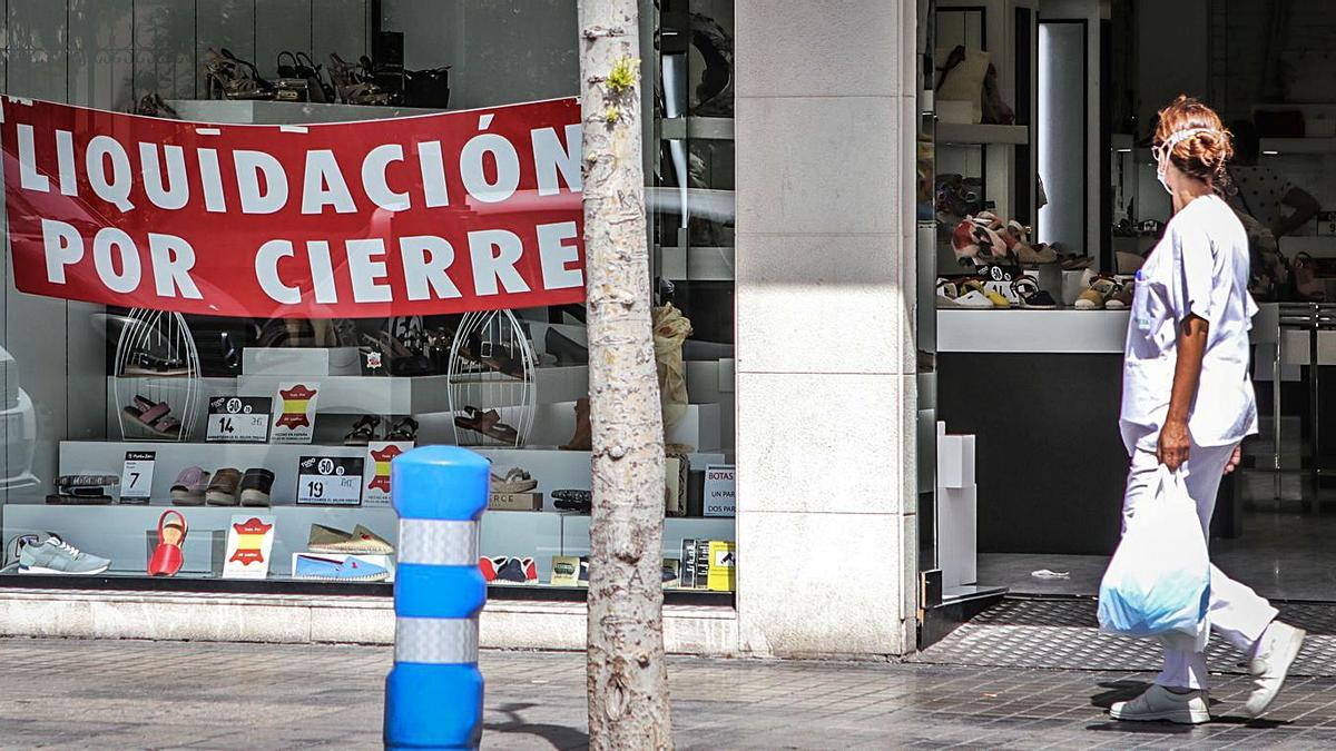 Establecimiento comercial que ofrece sus productos rebajados por liquidación por cierre. | JUANI RUZ