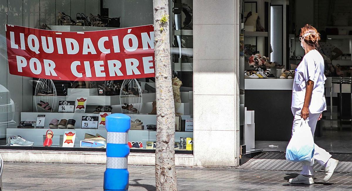 Establecimiento comercial que ofrece sus productos rebajados por liquidación por cierre. | JUANI RUZ