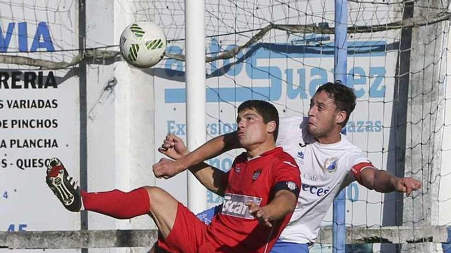 Morán, a la izquierda, disputa un balón con Camboya.