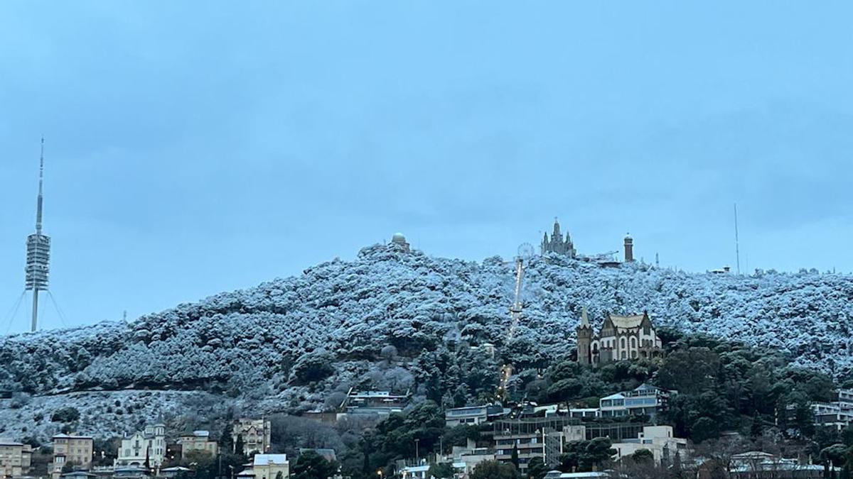 El Tibidabo, cubierto por una capa de nieve, a primera hora de la mañana del 27 de febrero del 2023