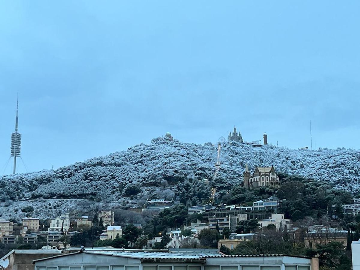 El Tibidabo, cubierto por una capa de nieve, el pasado lunes.