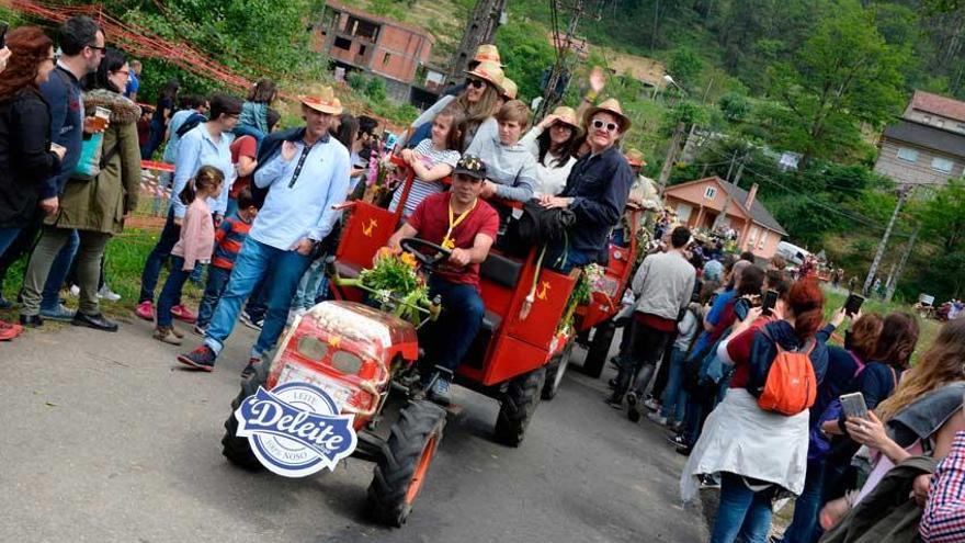 Procesión de chimpíns en el Festival de Cans.