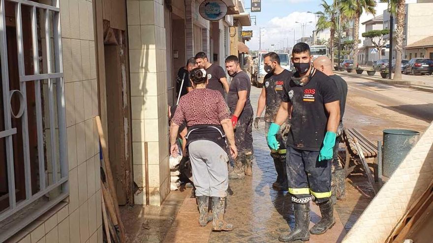 El Ayuntamiento de Torrevieja autoriza a su policía a prestar ayuda en Valencia 11 días después de la DANA