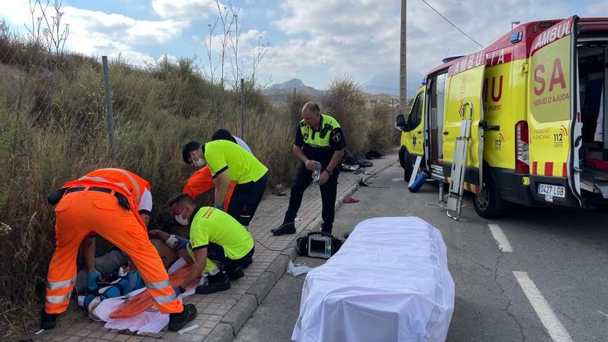 Un policía local de Mutxamel interviene en un accidente con un herido grave ocurrido en julio.