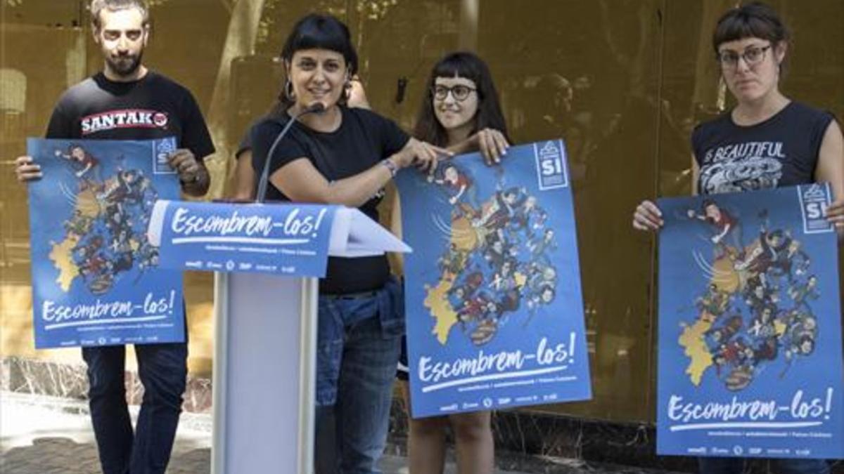 Anna Gabriel muestra, ayer, el cartel de la CUP en Barcelona. A la derecha, la ilustración.