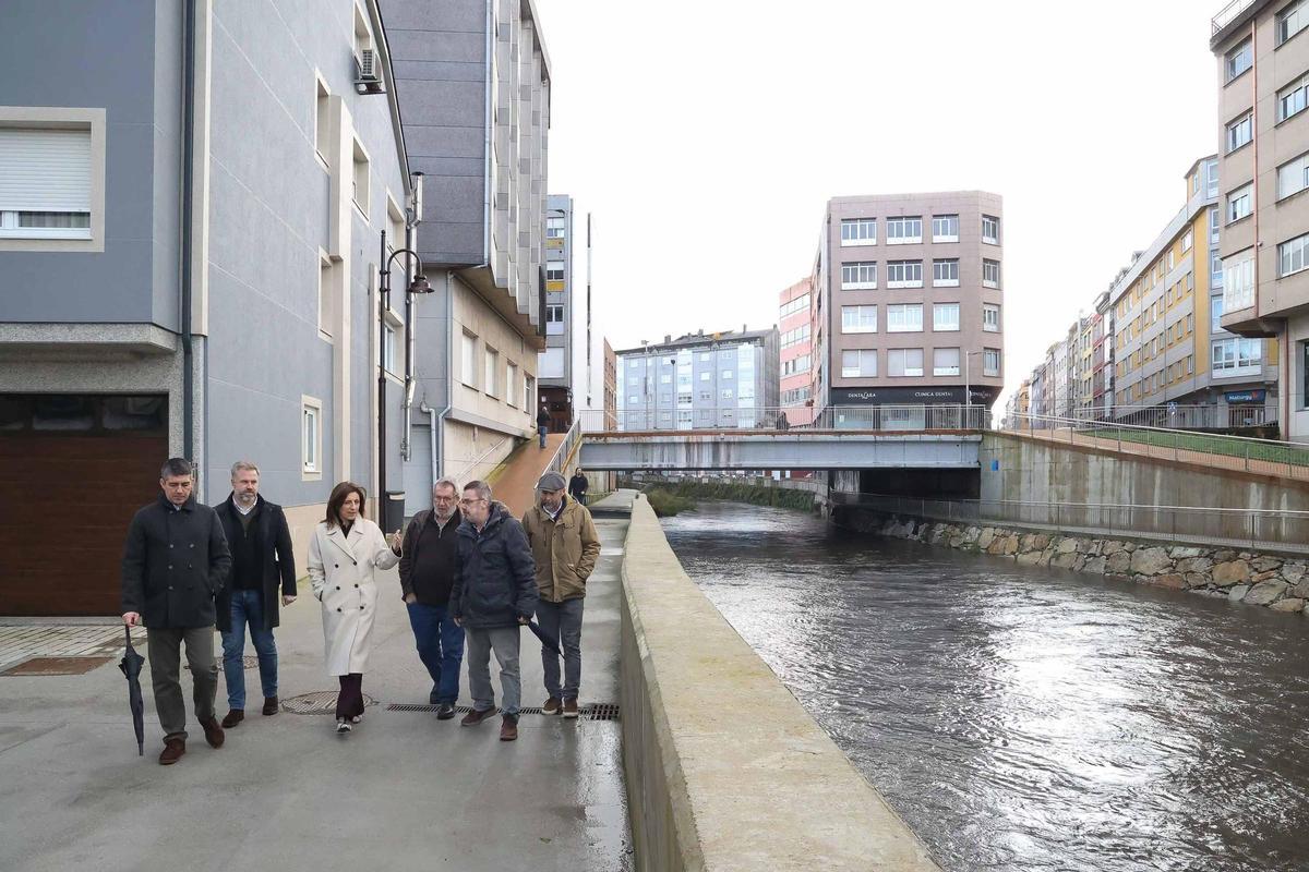 La conselleira de Medio Ambiente durante su visita a Carballo.