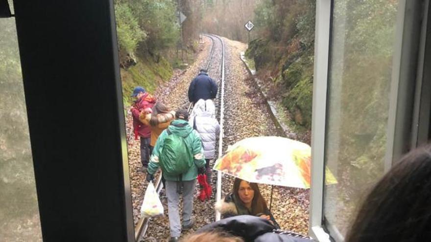 Temporal en Asturias: El temporal deja a Asturias sin trenes de cercanías