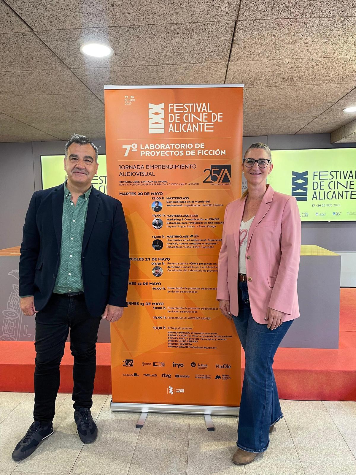 Presentación del laboratorio por Vicente Seva y Mari Carmen de España