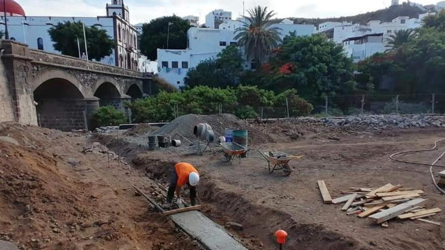 Un momento de los trabajos de acondicionamiento del primer huerto urbano de la villa, ayer, en Las Candelarias..