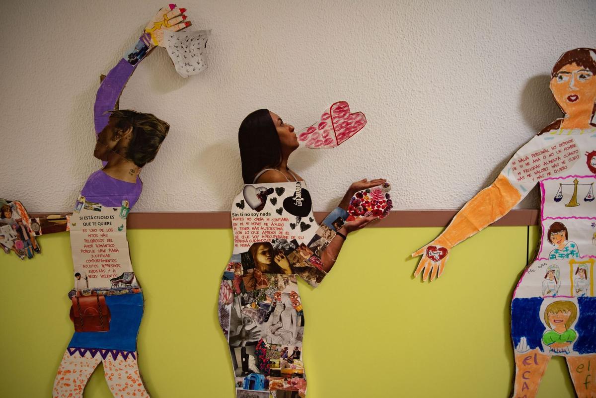 Obras de arte resultantes del taller de empoderamiento femenino. La prisión hace especial énfasis en esto ya que dos de cada tres reclusas han sufrido o sufren violencia machista. Durante el presente año se registraron ciento cincuenta y dos intentos de suicidio.