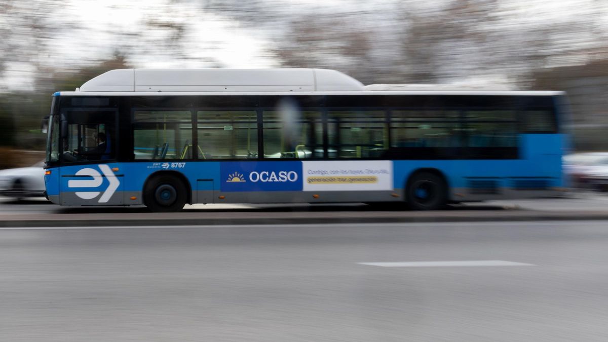 Archivo - Un autobús de la EMT.